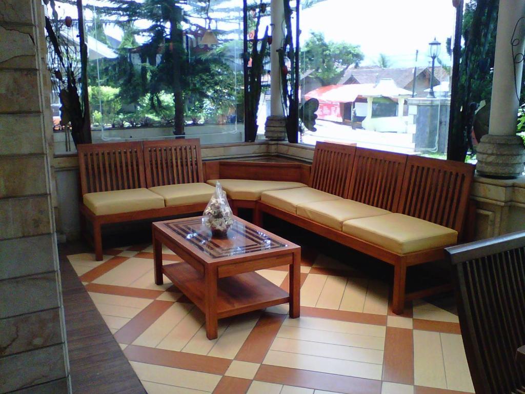 Hotel Surya Indah Salatiga Buitenkant foto